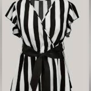 Black White Stripe V Neck Top Size XL EUC sz Tag Missing